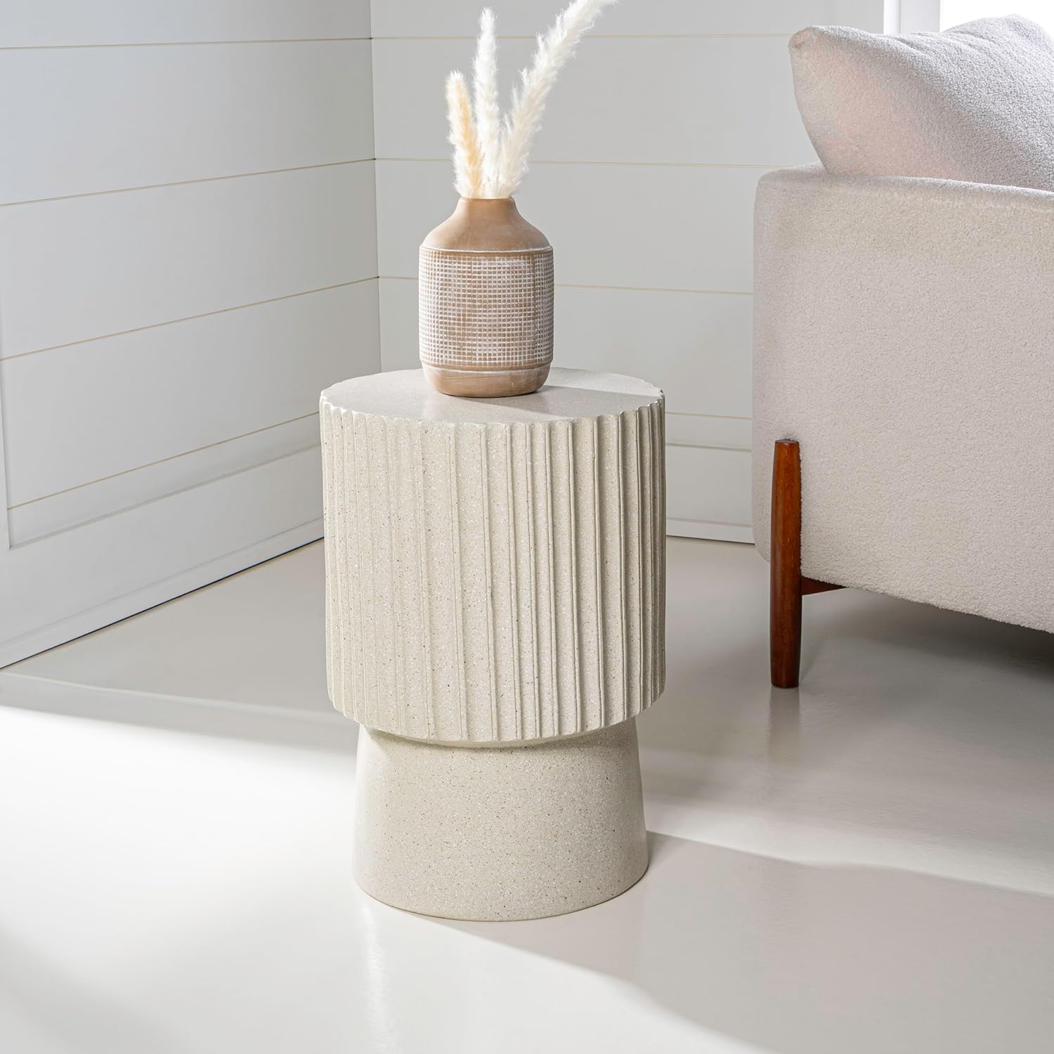 JONATHAN Y Louisa 19" Fluted Outdoor Accent Table, All-Weather Cream Terrazzo Pedestal Garden Stool, Small Round Side Table for Patio, Porch, and Living Room TBL1102B