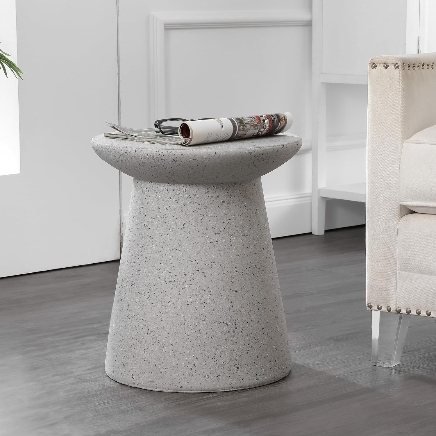 JONATHAN Y Hollie 18" Gray Terrazzo Polyresin Outdoor Side Table and Stool, All-Weather Textured Round Pedestal Accent Table for Patio, Garden, Modern Minimalist TBL1108C