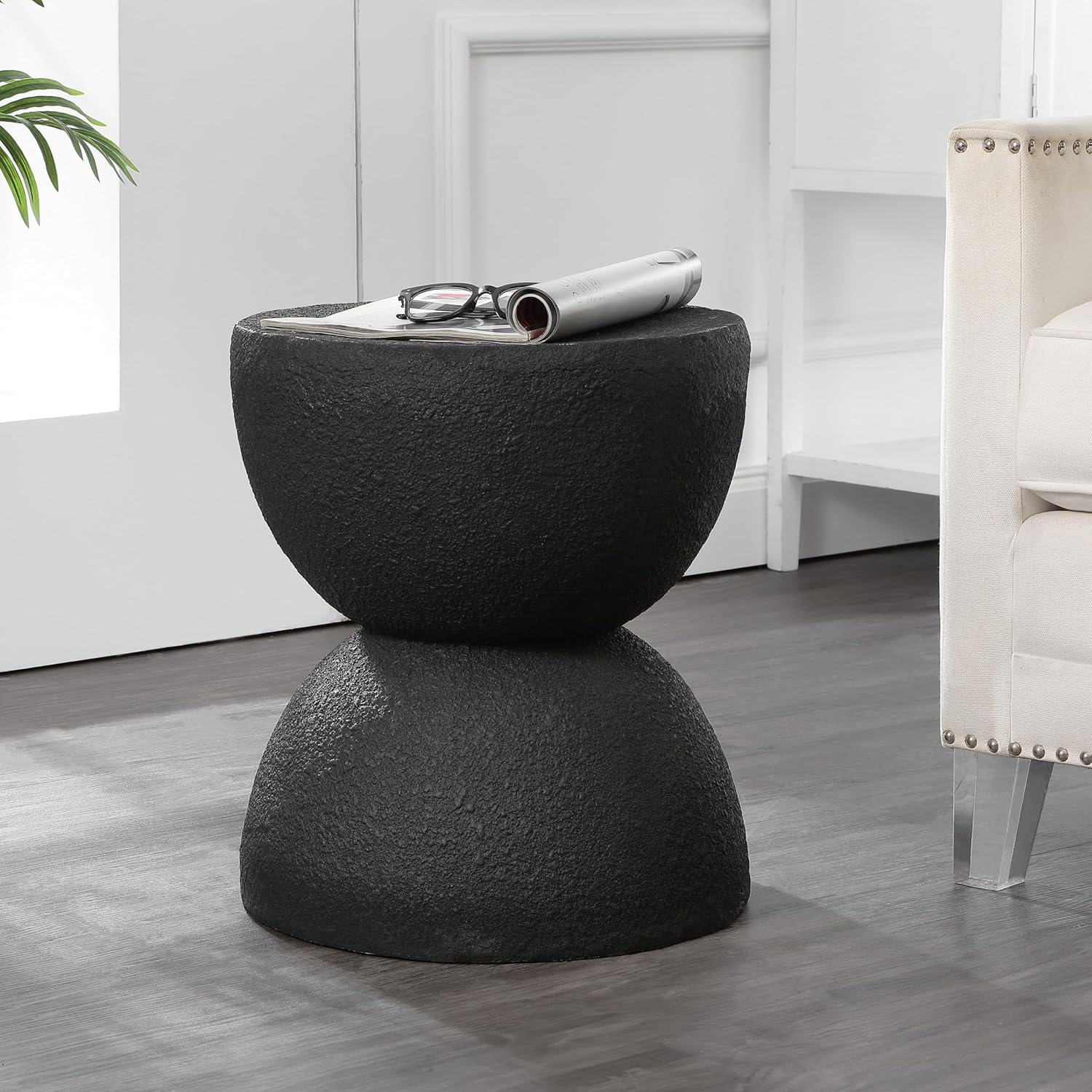 JONATHAN Y Greta Hourglass Outdoor Side Table and Stool, 18" Modern Textured All-Weather Accent End Table for Patio, Deck, or Garden, Black Frosted TBL1100B